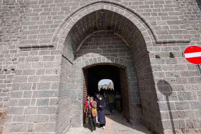 Sur Saraykapı Yaya Trafiğine Açıldı