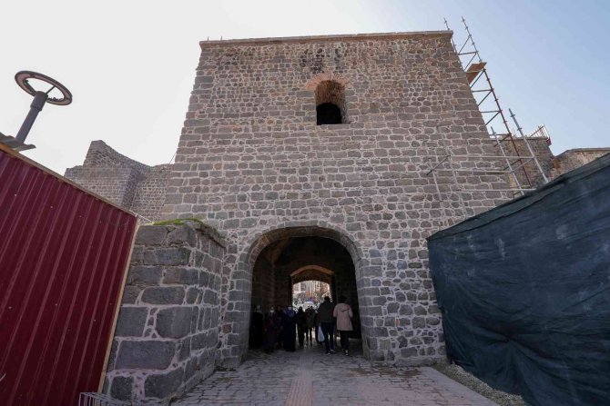 Sur Saraykapı Yaya Trafiğine Açıldı