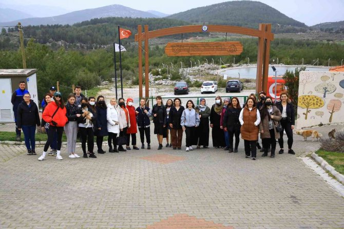 Öğrenciler Geçici Hayvan Bakımevini Ziyaret Etti