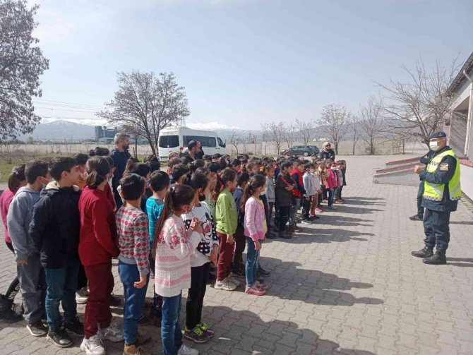 Jandarmadan Öğrencilere Trafik Güvenliği Eğitimi