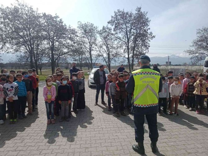 Jandarmadan Öğrencilere Trafik Güvenliği Eğitimi
