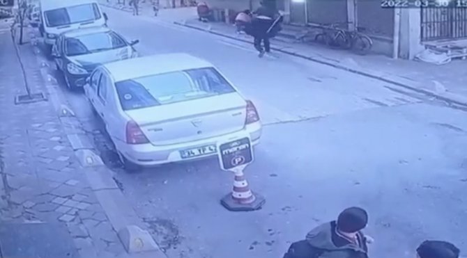 İ̇stanbul’da Sokak Ortasında Sopalı Dehşet: Çocuklarının Gözü Önünde Öldüresiye Dövüp Bayılttı