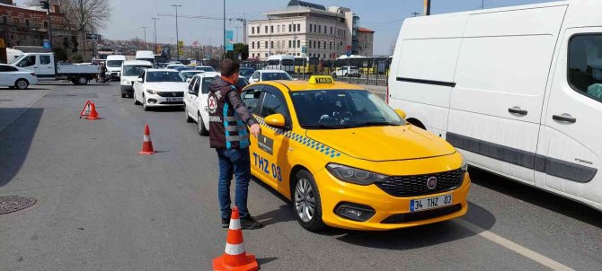 Eminönü’nde Taksiler Tek Tek Denetlendi