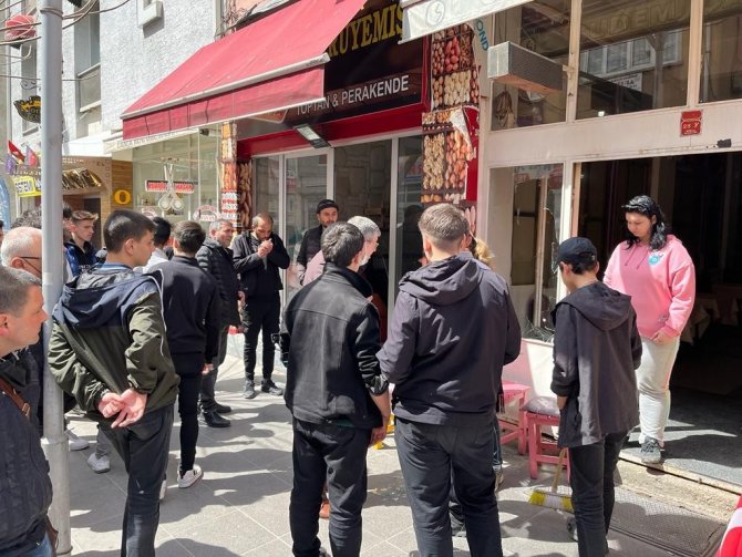 Bağımlı Esnaf, Öğrencilerin Oturduğu Çay Ocağına Baltayla Saldırdı