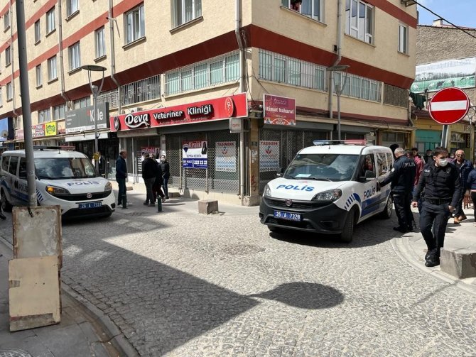 Bağımlı Esnaf, Öğrencilerin Oturduğu Çay Ocağına Baltayla Saldırdı