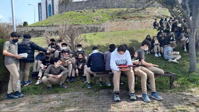 Kitap Okumak İçin Parkı Tercih Ettiler