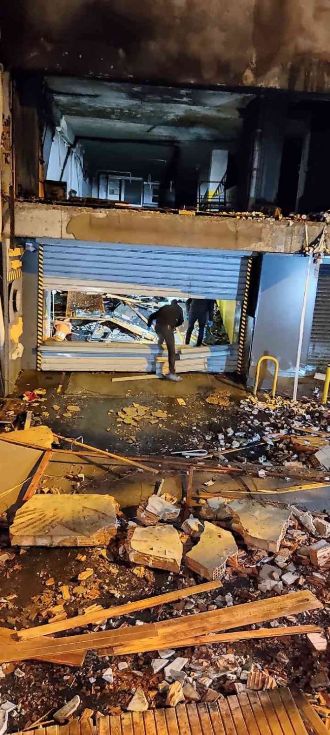 Fatih’te 4 Katlı Kapalı Otoparkta Yaşanan Patlama Yangına Neden Oldu