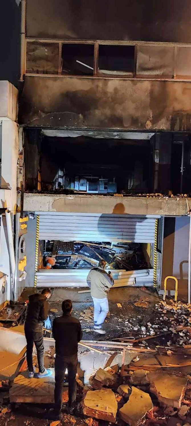 Fatih’te 4 Katlı Kapalı Otoparkta Yaşanan Patlama Yangına Neden Oldu