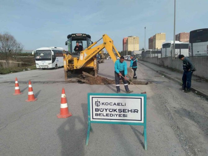 Gebze’de Bozulan Yollarda Çalışma Yapılıyor