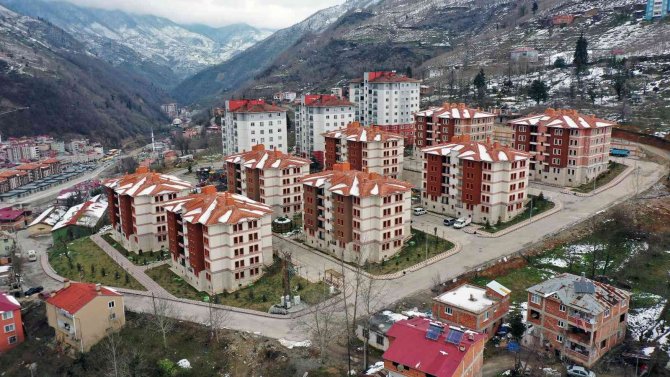 Giresun’un Dereli İlçesinde Afetzedeler Evlerine Taşınmaya Başladı