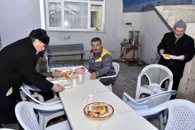 Bu Köyden İftar Yapmadan ‘Geçit’ Yok