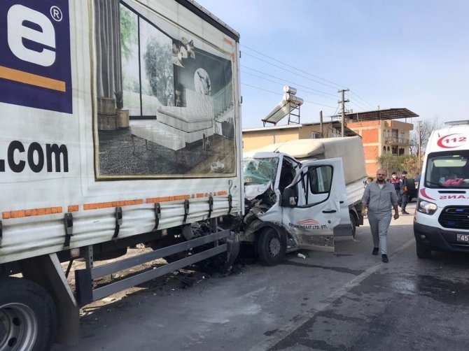 Park Halindeki Kamyona Çarpan Kamyonetteki 11 Kişi Yaralandı