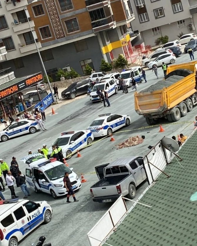 Kamyon Altında Kalan Kadın Hayatını Kaybetti