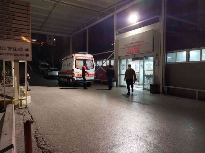 İ̇zmir’de Arkadaşı Tarafından Göğsünden Bıçaklanan Genç Öldü