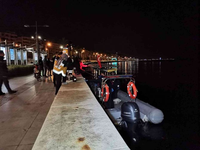 İ̇zmir’de Denizde Erkek Cesedi Bulundu