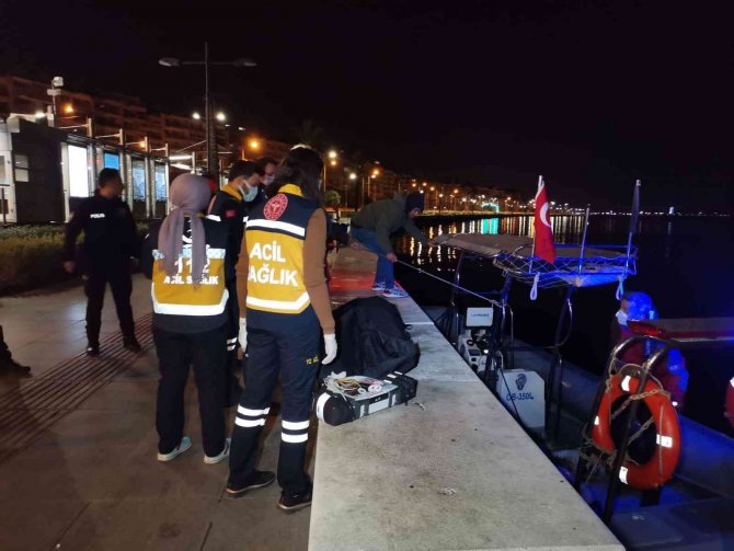 İ̇zmir’de Denizde Erkek Cesedi Bulundu