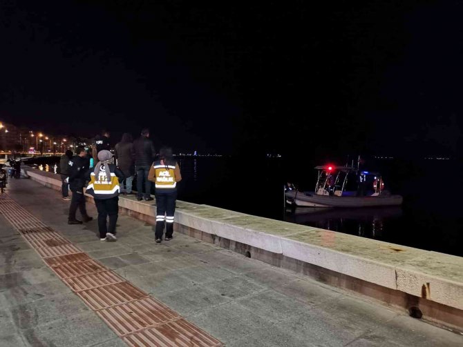 İ̇zmir’de Denizde Erkek Cesedi Bulundu
