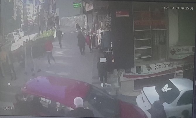 İ̇stanbul’da Dehşet Anları Kamerada: Fren Yerine Gaza Basınca İki Gence Çarptı
