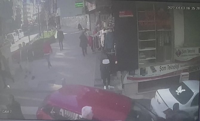 İ̇stanbul’da Dehşet Anları Kamerada: Fren Yerine Gaza Basınca İki Gence Çarptı