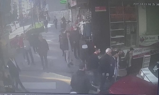 İ̇stanbul’da Dehşet Anları Kamerada: Fren Yerine Gaza Basınca İki Gence Çarptı