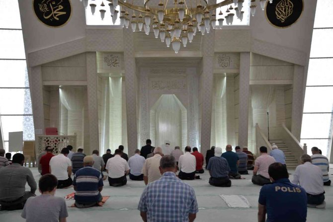 Camiler Teravih Namazı İçin Pırıl Pırıl