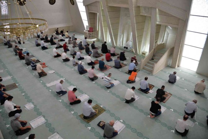 Camiler Teravih Namazı İçin Pırıl Pırıl