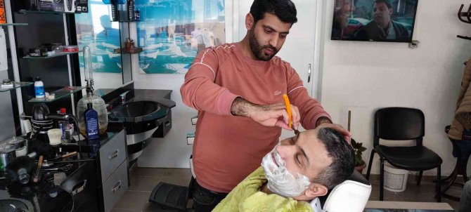 250 Tl’lik Tıraşı 20 Tl’ye Yapıyor