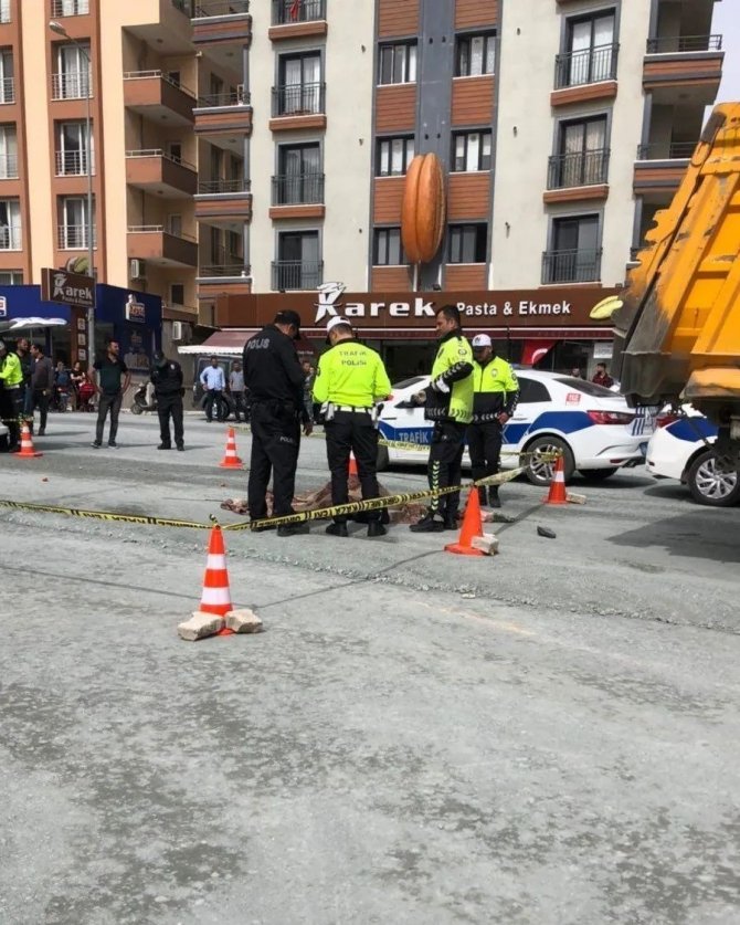 Kamyon Altında Kalan Kadın Hayatını Kaybetti