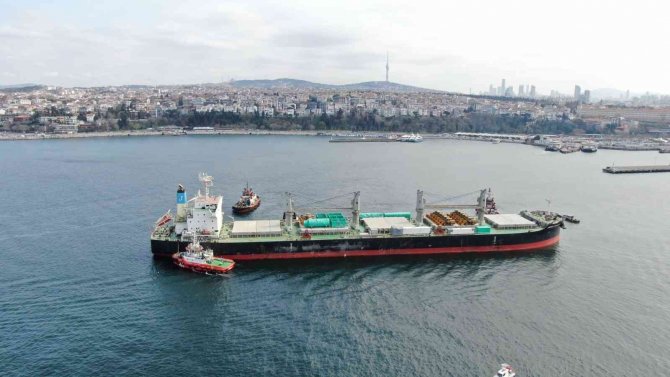 Üsküdar’da Haydarpaşa Limanı Açıklarında Kuru Yük Gemisi Karaya Oturdu