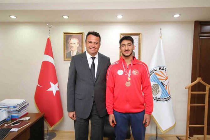 Derece Alan Kaşlı Güreşçiler Başkan Ulutaş İle Bir Araya Geldi