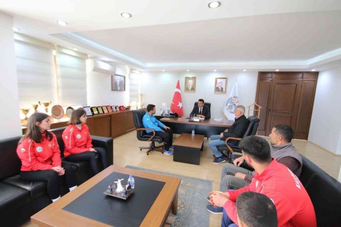 Derece Alan Kaşlı Güreşçiler Başkan Ulutaş İle Bir Araya Geldi