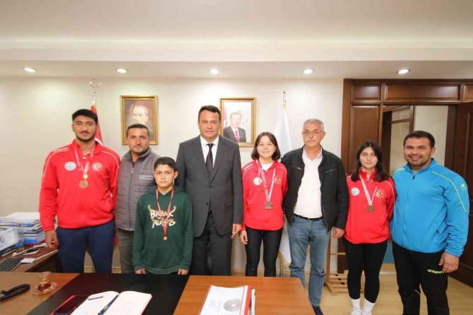 Derece Alan Kaşlı Güreşçiler Başkan Ulutaş İle Bir Araya Geldi
