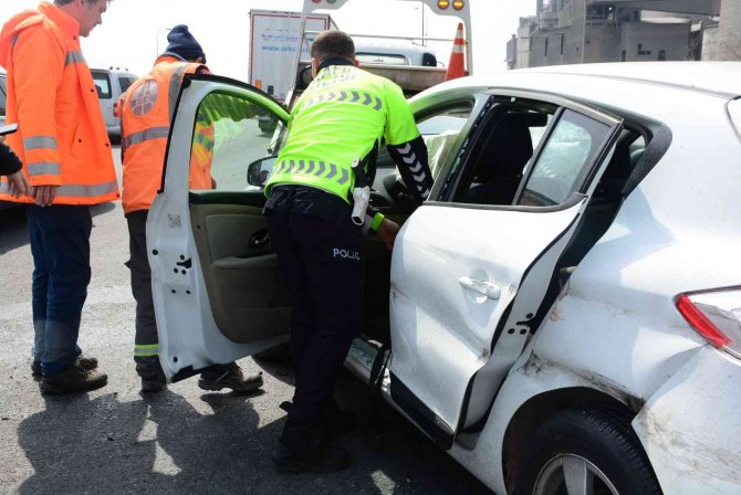 Tem’de Otomobil Bariyerlere Çarptı: 1’i Bebek 2 Yaralı