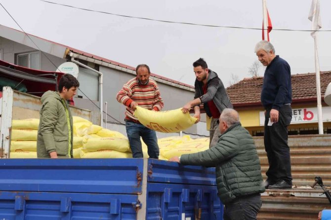 Büyükşehir, Çiftçilere Gübre Ve Tohum Dağıtımına Başladı