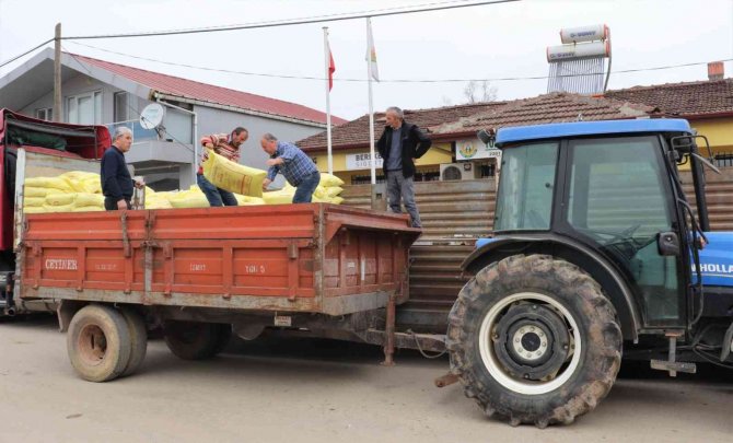 Büyükşehir, Çiftçilere Gübre Ve Tohum Dağıtımına Başladı