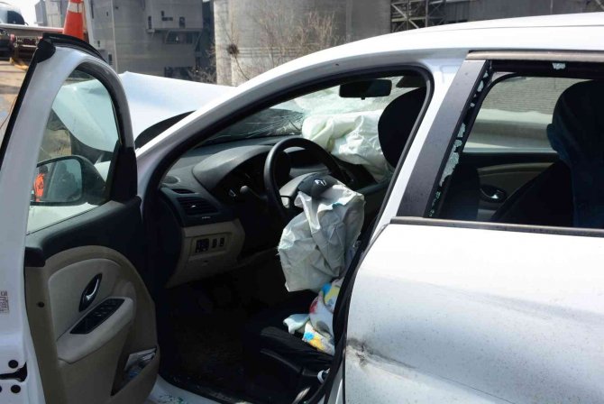 Tem’de Otomobil Bariyerlere Çarptı: 1’i Bebek 2 Yaralı