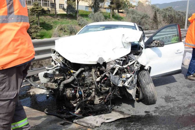 Tem’de Otomobil Bariyerlere Çarptı: 1’i Bebek 2 Yaralı