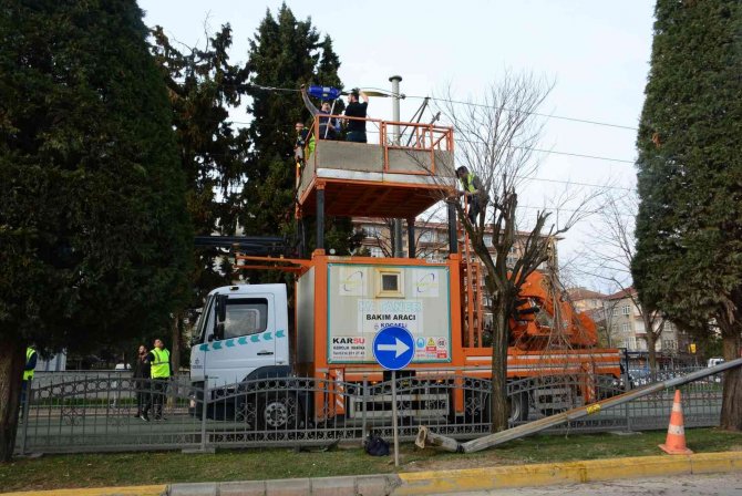 Otomobilin Çarptığı Aydınlatma Direği Tramvay Enerji Hattının Üzerine Devrildi