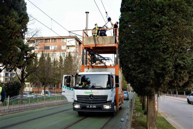 Otomobilin Çarptığı Aydınlatma Direği Tramvay Enerji Hattının Üzerine Devrildi