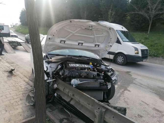 Bariyerlere Saplandı, Kazadan Burnu Bile Kanamadan Kurtuldu