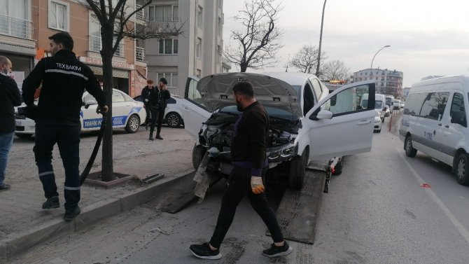 Bariyerlere Saplandı, Kazadan Burnu Bile Kanamadan Kurtuldu