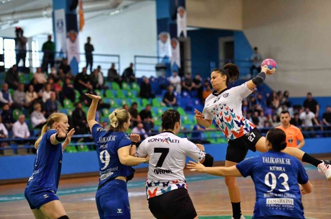 Mavi Kelebekler Zirve Yarışını Sürdürüyor