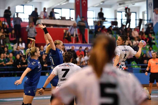 Mavi Kelebekler Zirve Yarışını Sürdürüyor