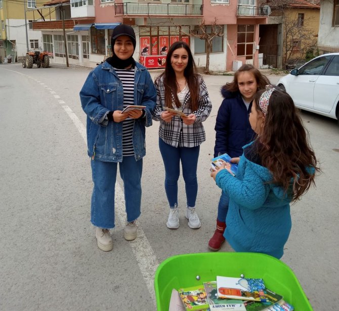 El Arabası İle Kitap Dağıttılar