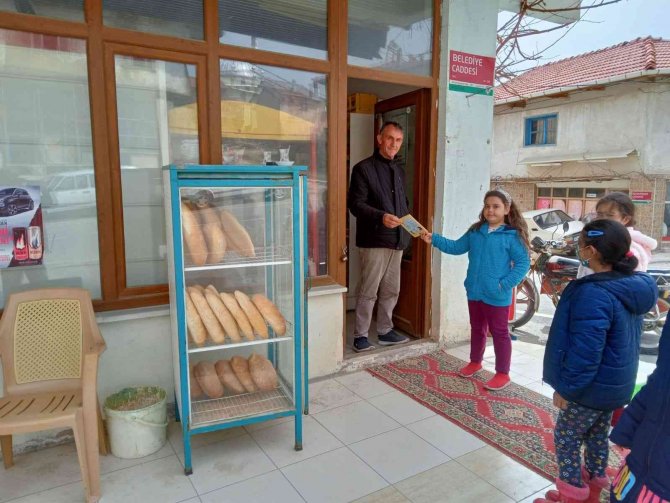 El Arabası İle Kitap Dağıttılar