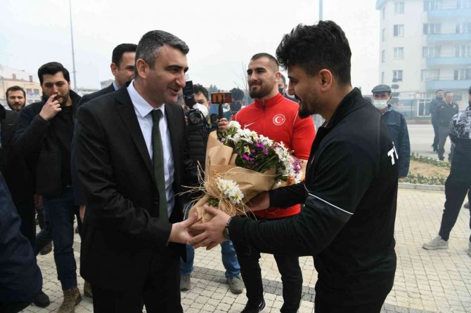Avrupa Şampiyonu Aktürk, Lapseki’de Coşkuyla Karşılandı