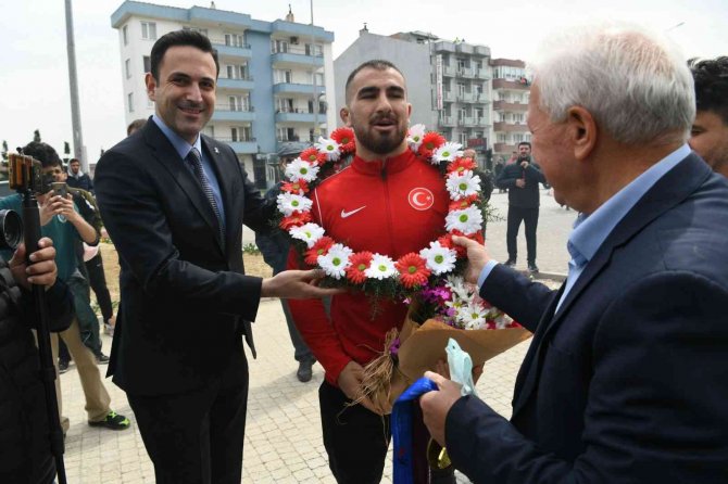 Avrupa Şampiyonu Aktürk, Lapseki’de Coşkuyla Karşılandı