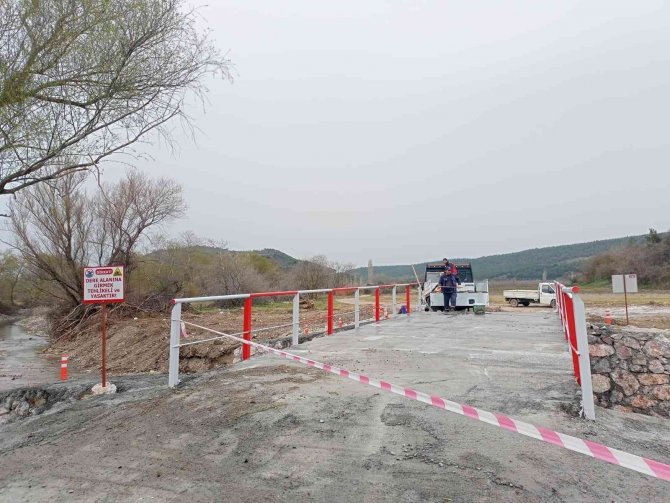 Soma Belediyesi Eskiyen Köprüyü 16 Saatte Yeniledi
