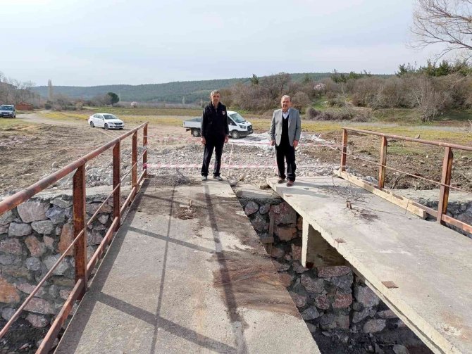 Soma Belediyesi Eskiyen Köprüyü 16 Saatte Yeniledi