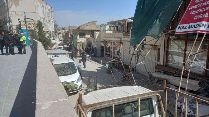 Yıkımı Yapılan Betonarme Binanın İskelesi Çöktü: 2 Yaralı